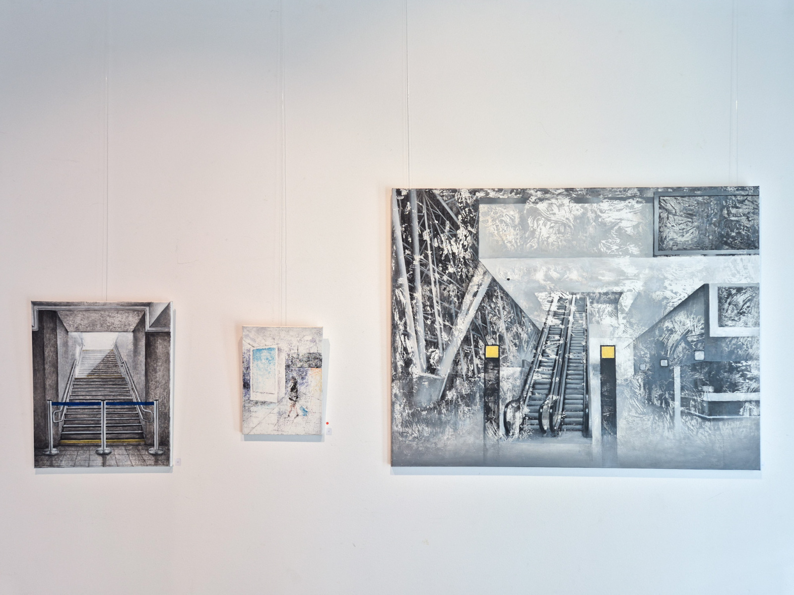 Zľava: Marek Jarotta: Nedostupný cieľ, 2026, olej na plátne, 40x50 cm; Odraz zrkadlenia 2, 2021, olej na plátne, 24x33 cm; Tektonika pamäte, 2026, akrylový transfer a akryl na plátne, 110x85 cm (foto: KUNSTARTUM)