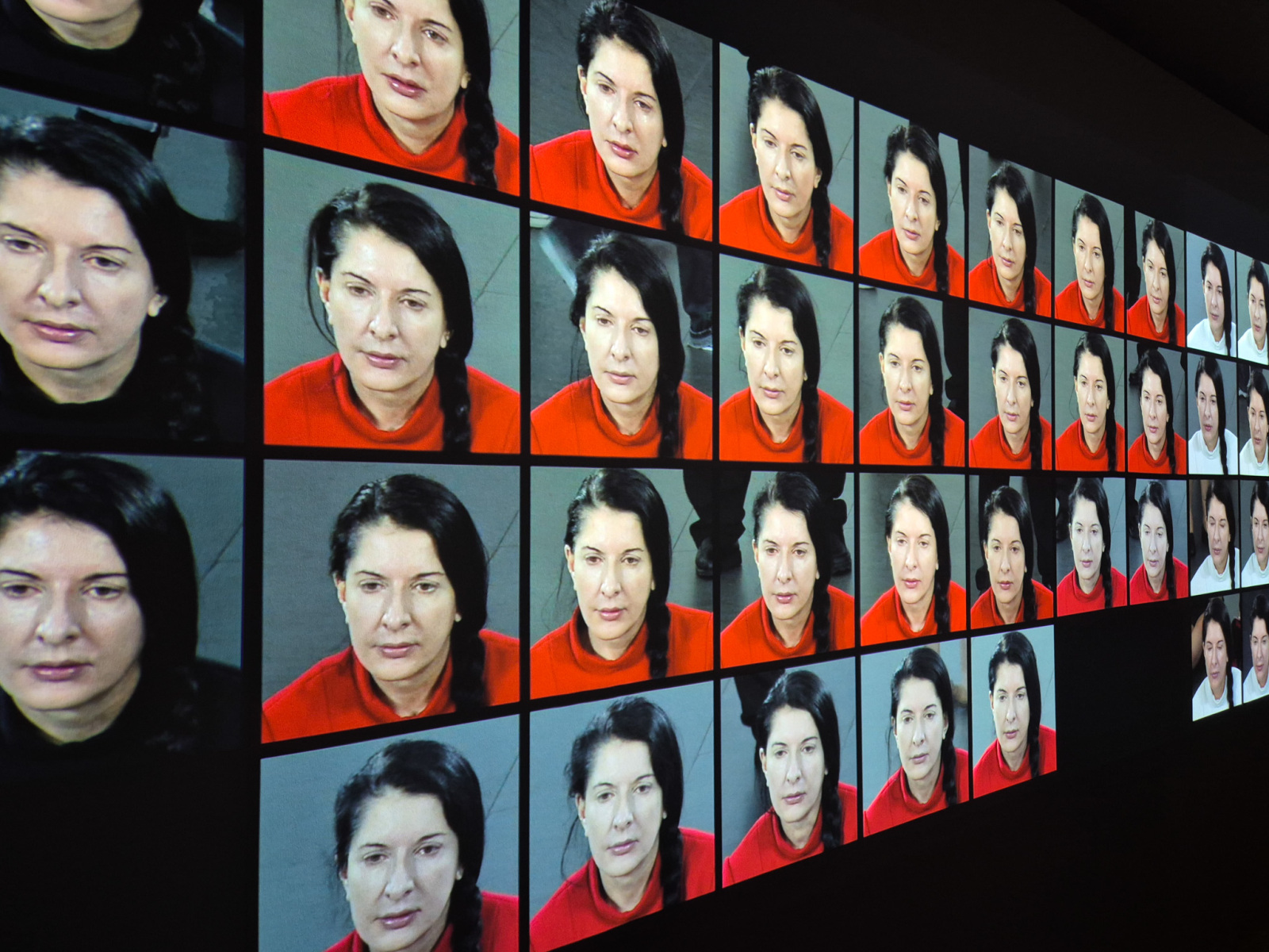 Marina Abramović: The Artist is Present, 2010, 3 mesačná performance po 8 hodín, The Museum of Modern Art, New York; farebná multikanálová video-inštalácia bez zvuku, 6 hodín, 12 sekúnd – detail. (foto: KUNSTARTUM)
