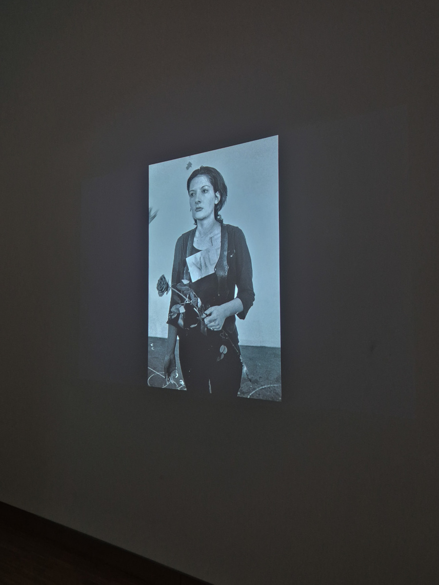 Marina Abramović: Rhythm 0, 1974, 6 hodinová performance – stôl, obrus a 72 objektov, Studio Morra, Neapol; projekcia bez zvuku. (foto: KUNSTARTUM)