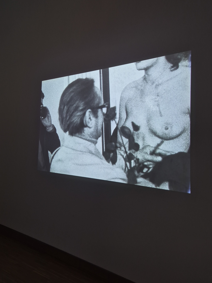 Marina Abramović: Rhythm 0, 1974, 6 hodinová performance – stôl, obrus a 72 objektov, Studio Morra, Neapol; projekcia bez zvuku. (foto: KUNSTARTUM)
