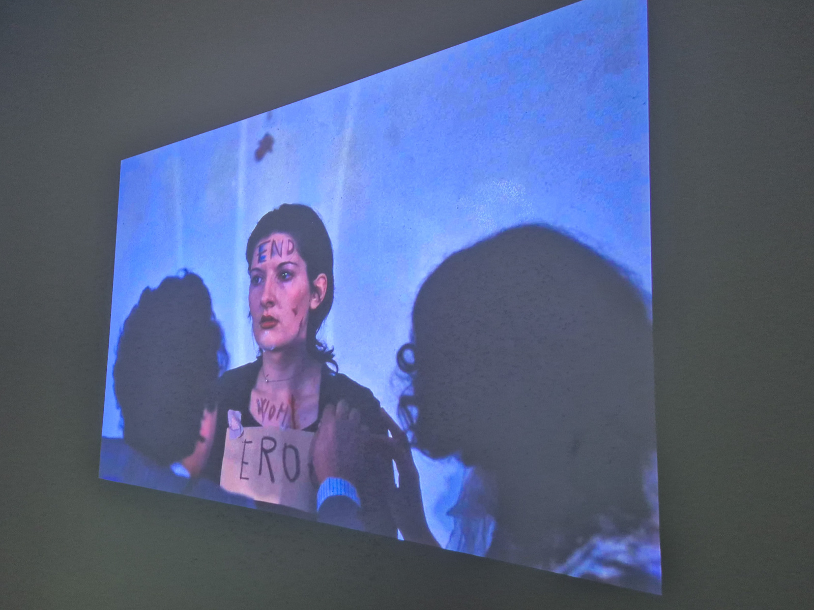 Marina Abramović: Rhythm 0, 1974, 6 hodinová performance – stôl, obrus a 72 objektov, Studio Morra, Neapol; projekcia bez zvuku. (foto: KUNSTARTUM)