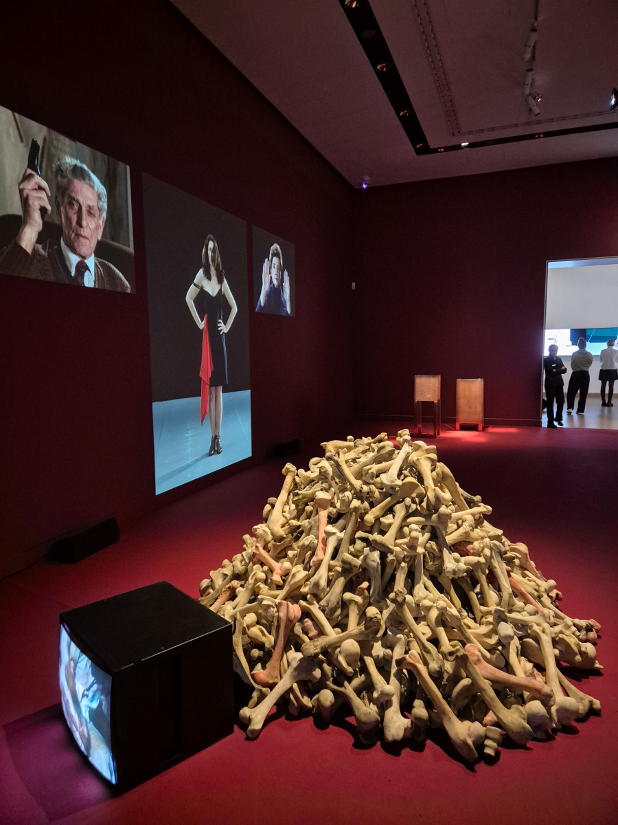 Marina Abramović: Balkan Baroque, 1997, 4 dňová performance po 6 hodín, 47. Benátske bienále; multikanalová video-inštalácia so zvukom, 12 minút, 38 sekúnd. (foto: KUNSTARTUM)