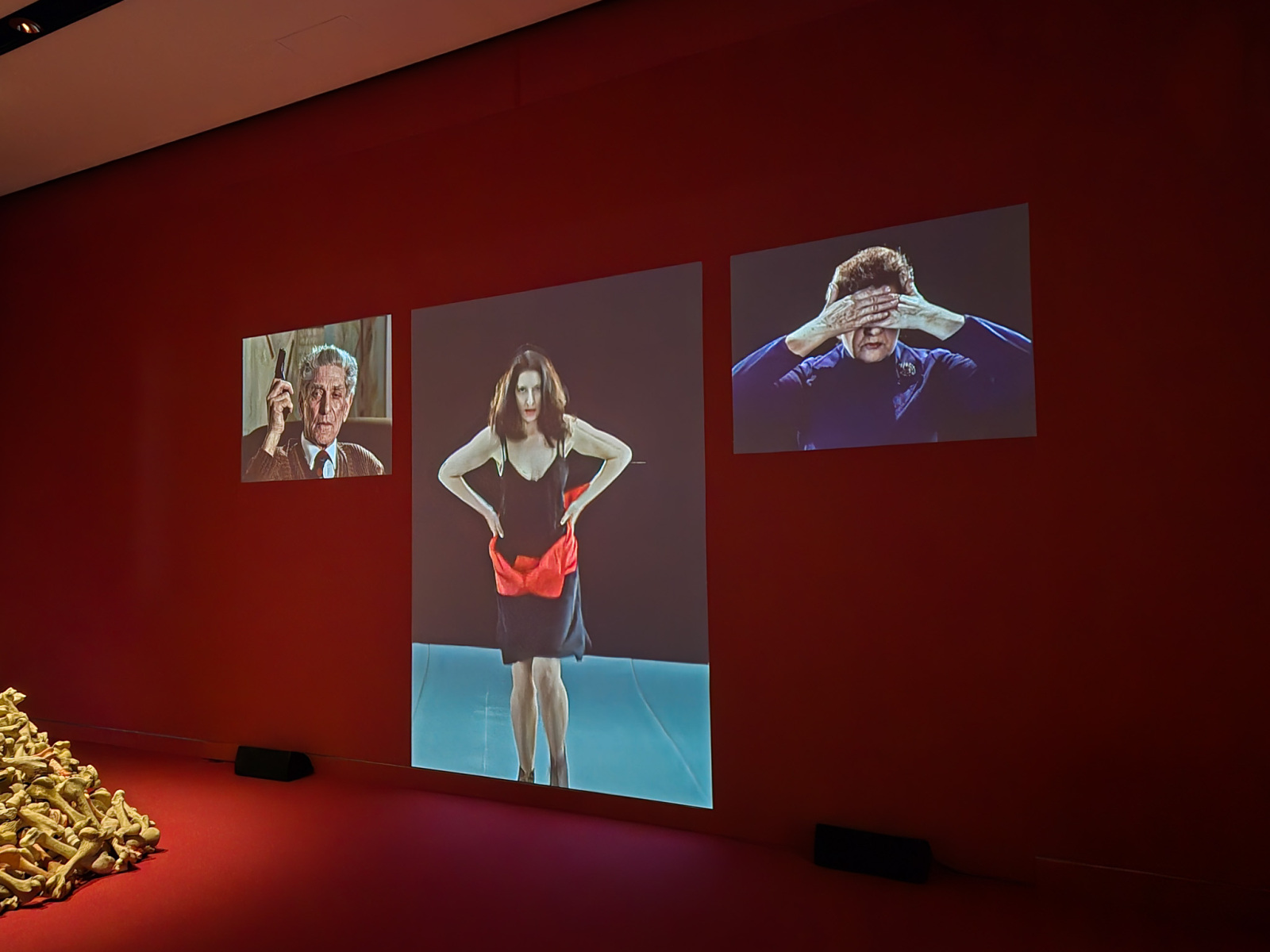 Marina Abramović: Balkan Baroque, 1997, 4 dňová performance po 6 hodín, 47. Benátske bienále; multikanalová video-inštalácia so zvukom, 12 minút, 38 sekúnd. (foto: KUNSTARTUM)
