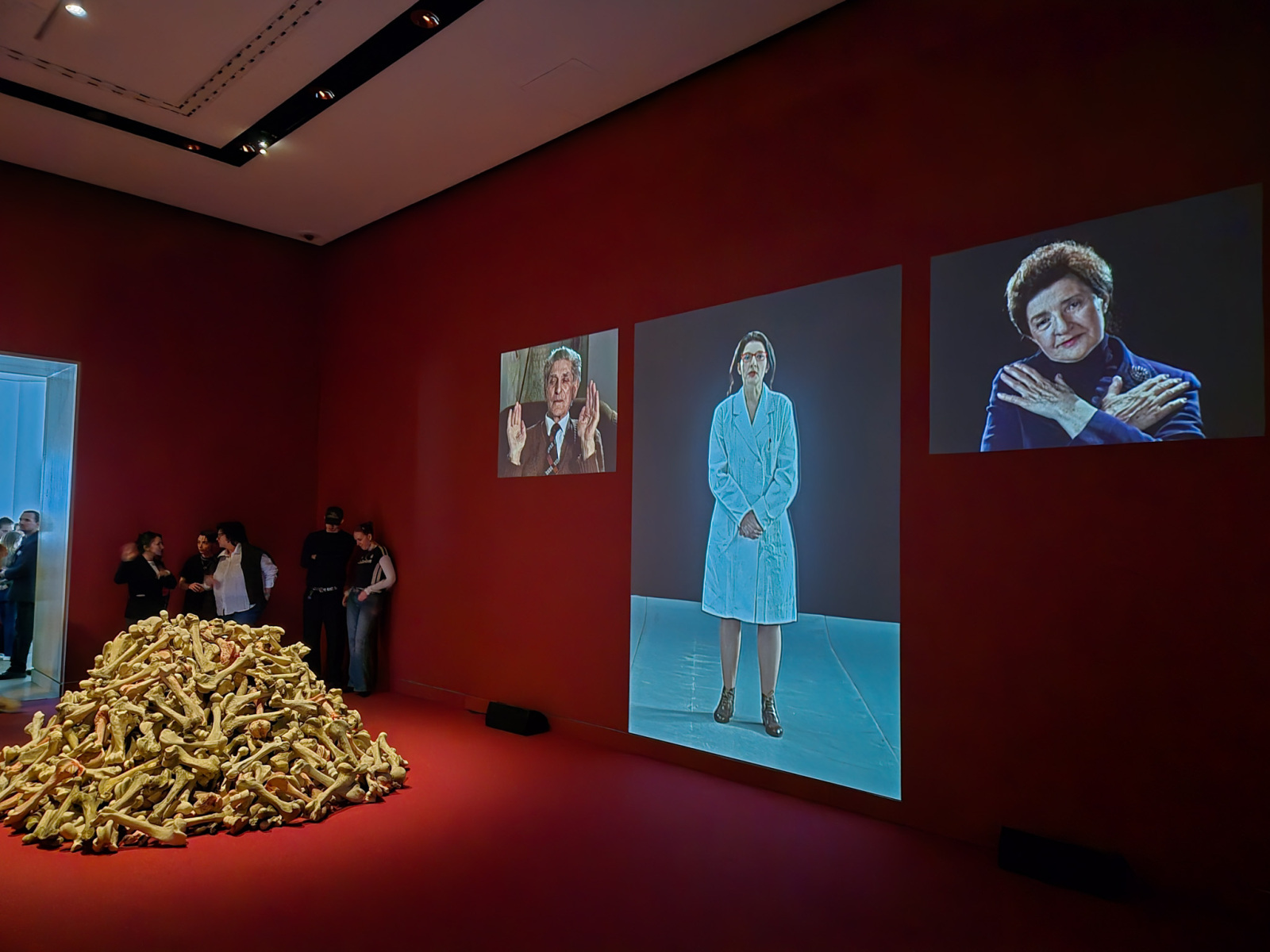 Marina Abramović: Balkan Baroque, 1997, 4 dňová performance po 6 hodín, 47. Benátske bienále; multikanalová video-inštalácia so zvukom, 12 minút, 38 sekúnd. (foto: KUNSTARTUM)