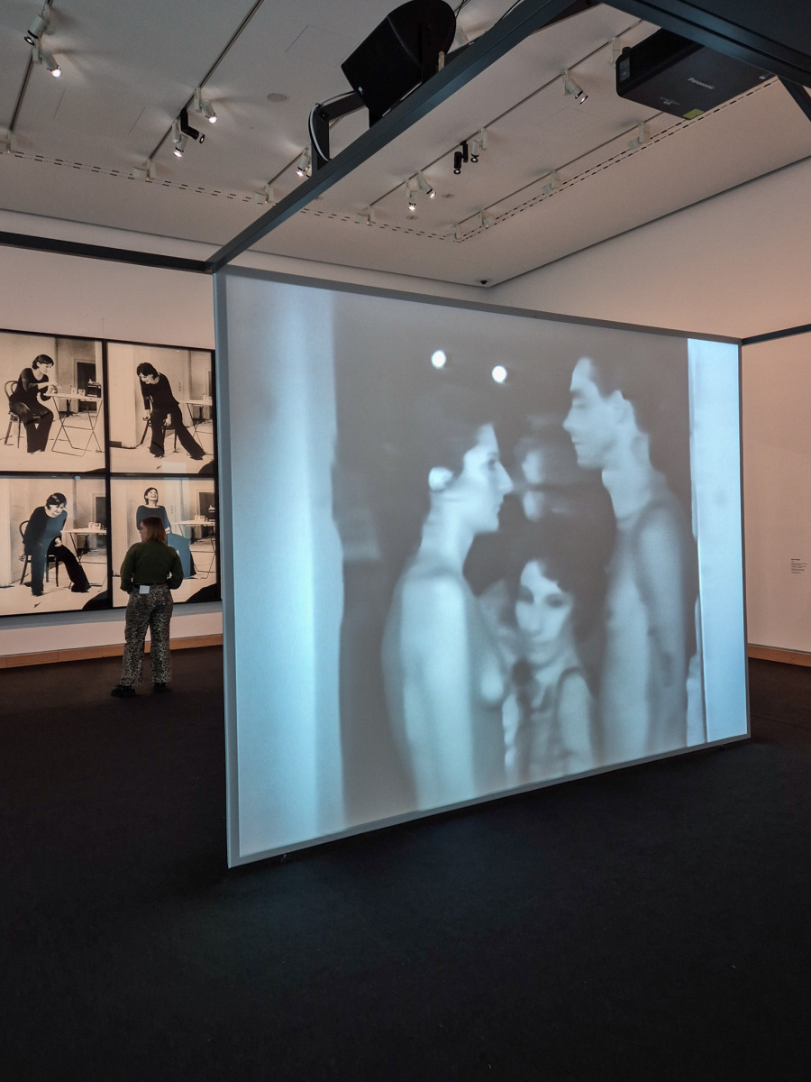 Záznam z performance na plátne v popredí v strede: Ulay/Marina Abramović: Imponderabilia, 1977, 90 minútová performance, Galleria Comunale d´Arte Moderna, Bologna; čiernobiele video so zvukom, 50 minút a 25 sekúnd. V pozadí vľavo: Marina Abramović: Rhythm 2, 1974,7 hodinová performance, Galéria súčasného umenia, Záhreb; fotografické printy s textovým panelom. (foto: KUNSTARTUM)