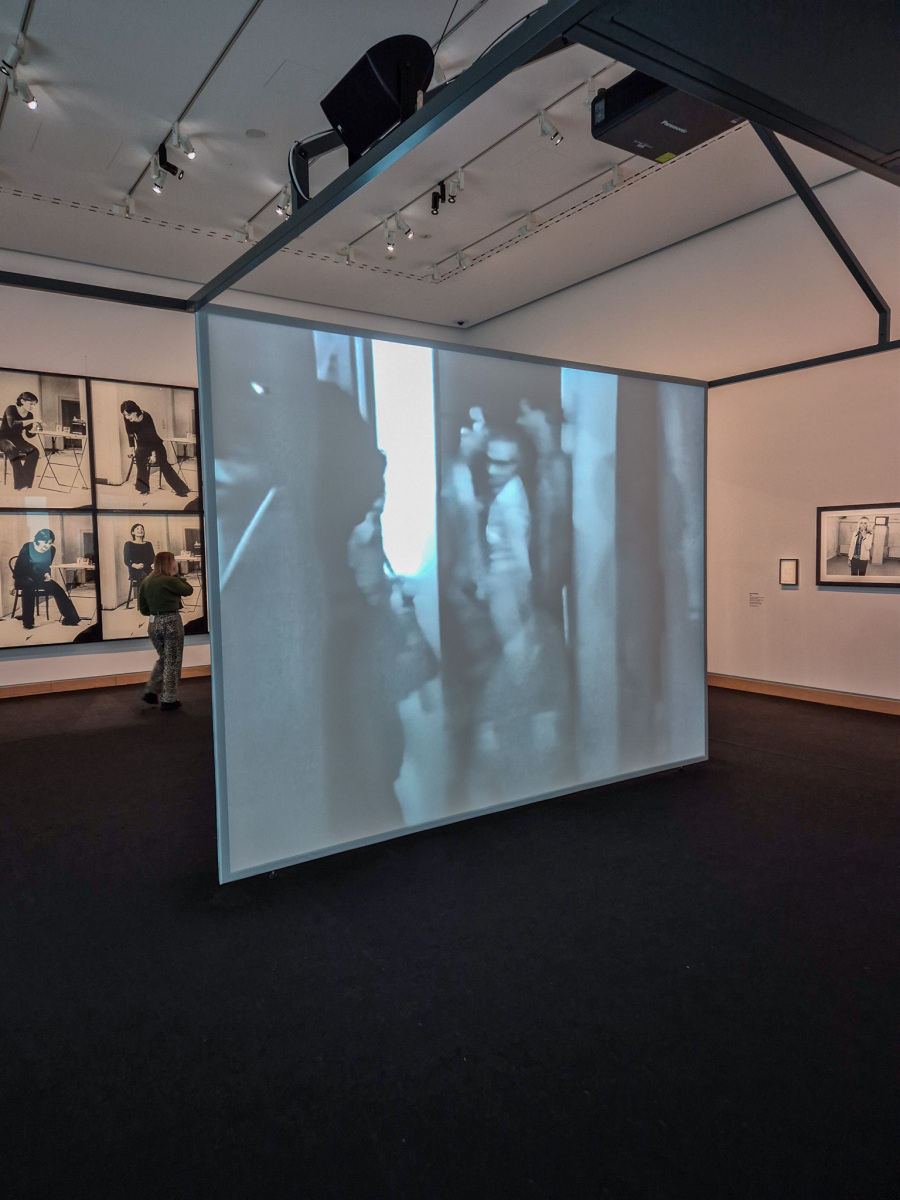 Záznam z performance na plátne v popredí v strede: Ulay/Marina Abramović: Imponderabilia, 1977, 90 minútová performance, Galleria Comunale d´Arte Moderna, Bologna; čiernobiele video so zvukom, 50 minút a 25 sekúnd. V pozadí vľavo: Marina Abramović: Rhythm 2, 1974,7 hodinová performance, Galéria súčasného umenia, Záhreb; fotografické printy s textovým panelom. V pozadí vpravo: Marina Abramović: Role Exchange, 1976, 4 hodinová performance, Galerie de Appel, Red-light district, Amsterdam; strieborné želatínové výtlačky s textovým panelom. (foto: KUNSTARTUM)