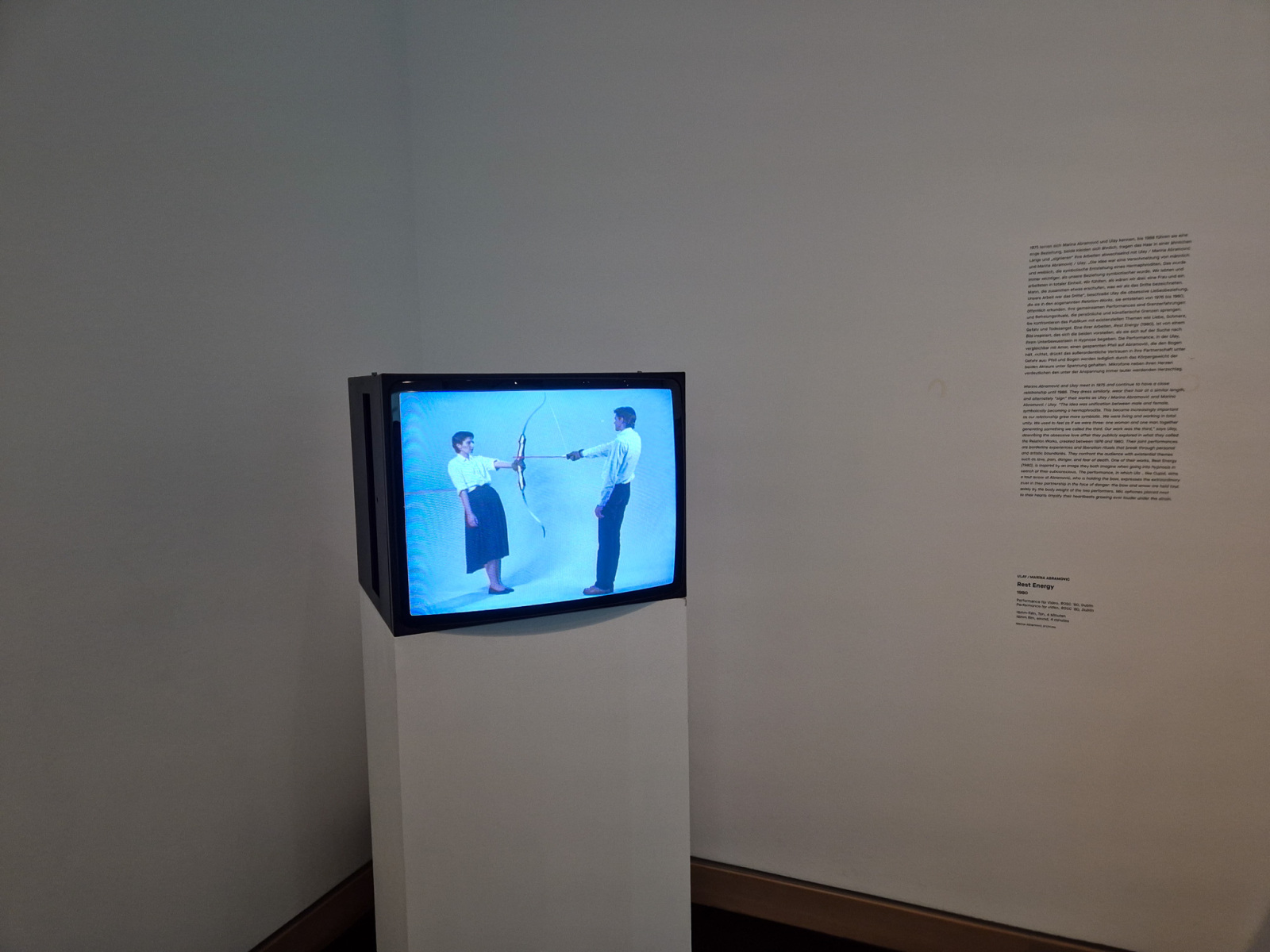 Ulay/Marina Abramović: Rest Energy, 1980, performance pre video, ROSC '80, Dublin; 16mm film so zvukom, 4 minúty. (foto: KUNSTARTUM)