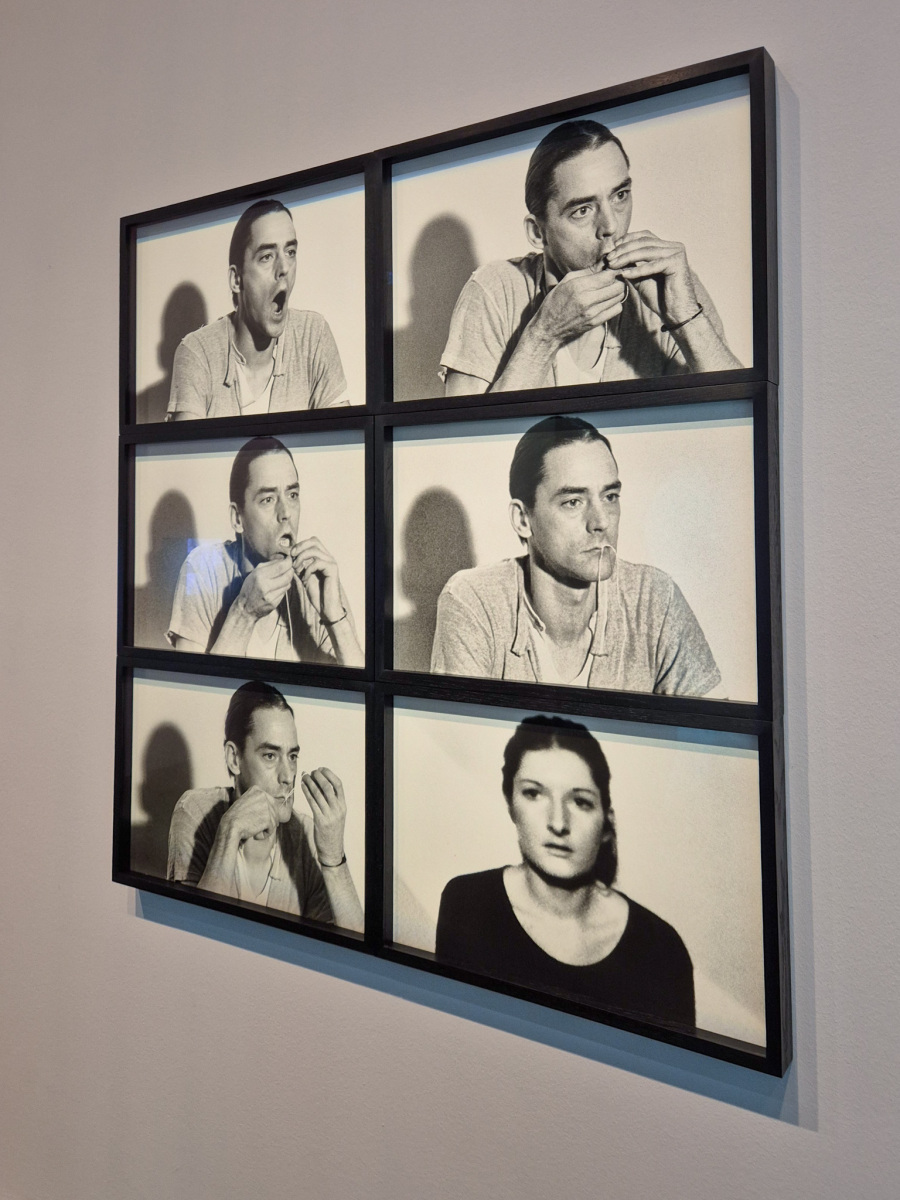 Ulay/Marina Abramović: Talking About Similarity, 1976, 45 minútová performance, Singel 64, Amsterdam; čiernobiele fotografie s textovým panelom. (foto: KUNSTARTUM)