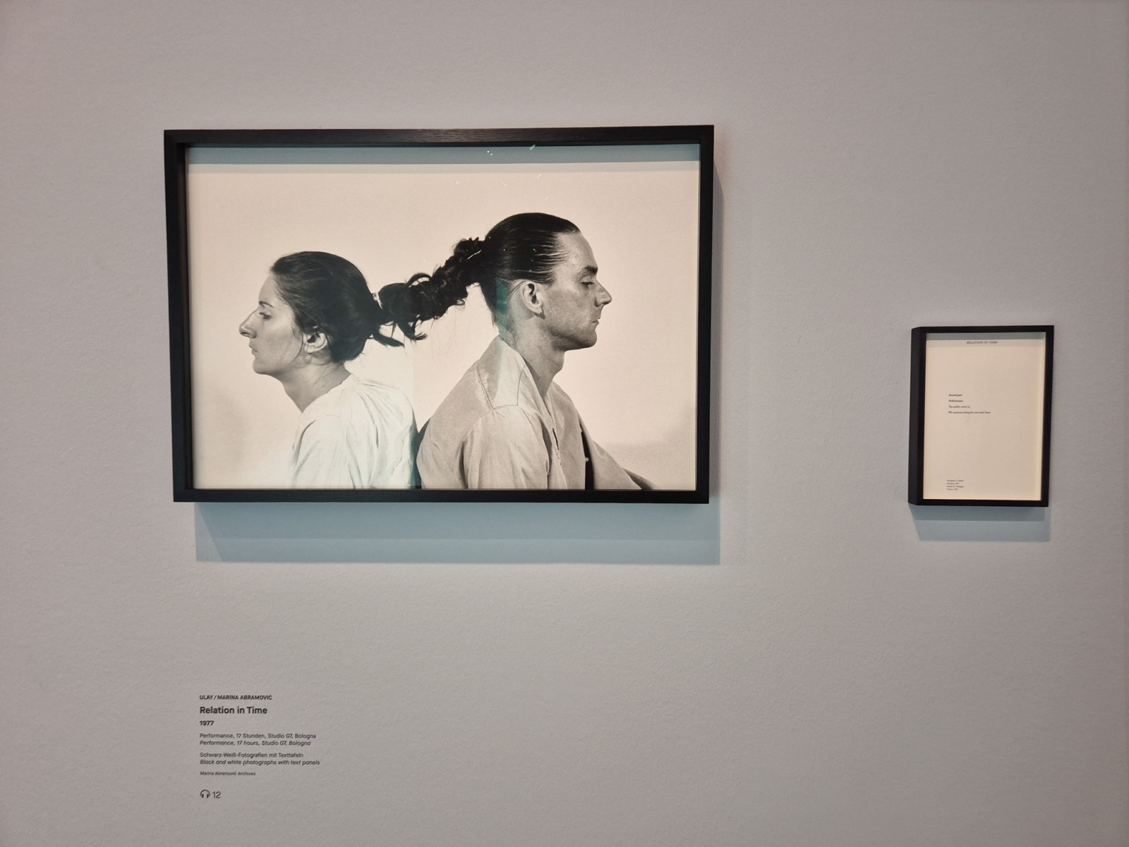 Ulay/Marina Abramović: Relation in Time, 1977, 17 hodinová performance, Studio G7, Bologna; čiernobiele fotografie s textovým panelom. (foto: KUNSTARTUM)