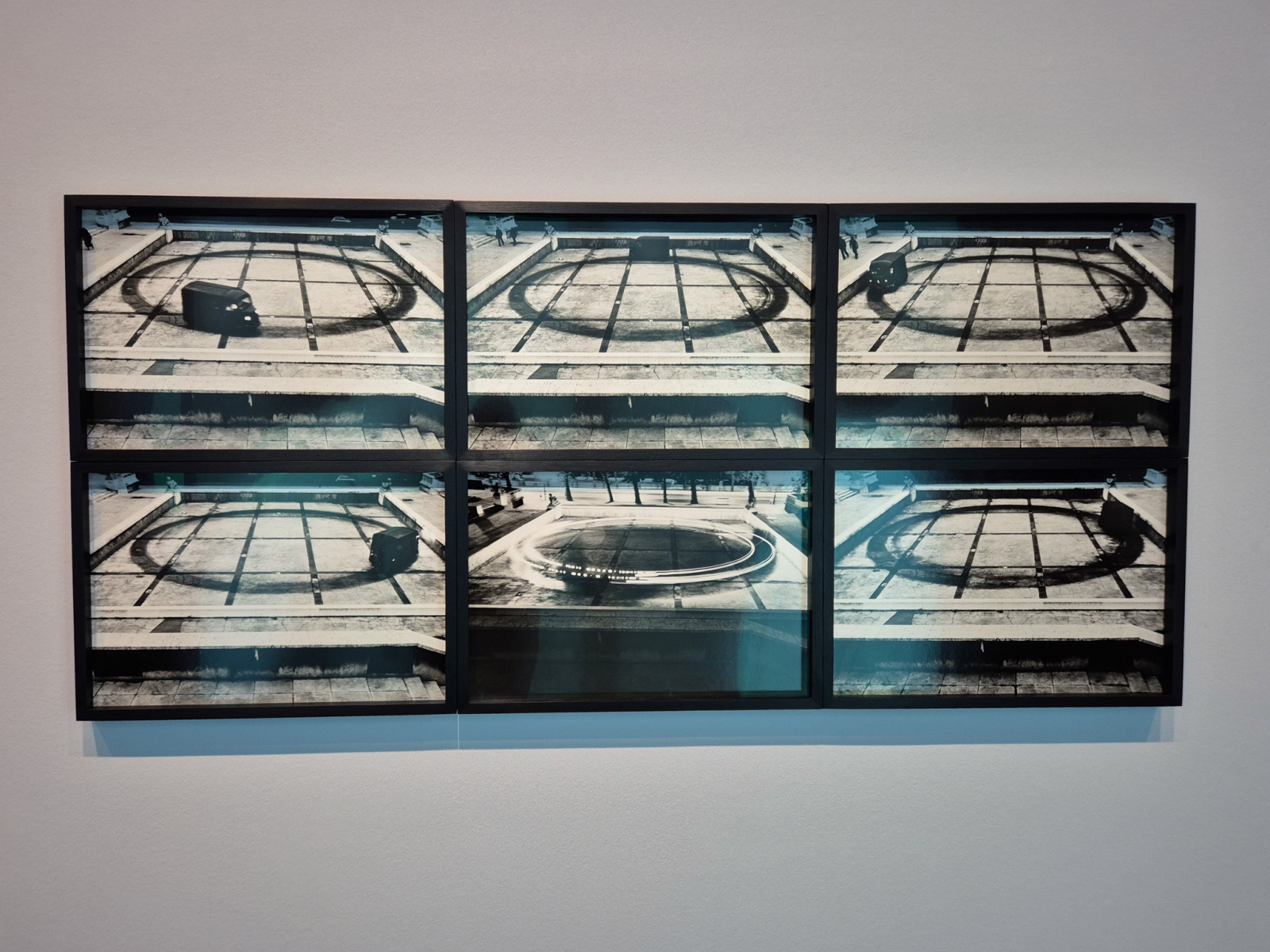 Ulay/Marina Abramović: Relation in Movement, 1977, 16 hodinová performance, 10. Parížske Bienále, Museé d'Art moderne de la Ville de Paris; čiernobiele fotografie s textovým panelom. (foto: KUNSTARTUM)