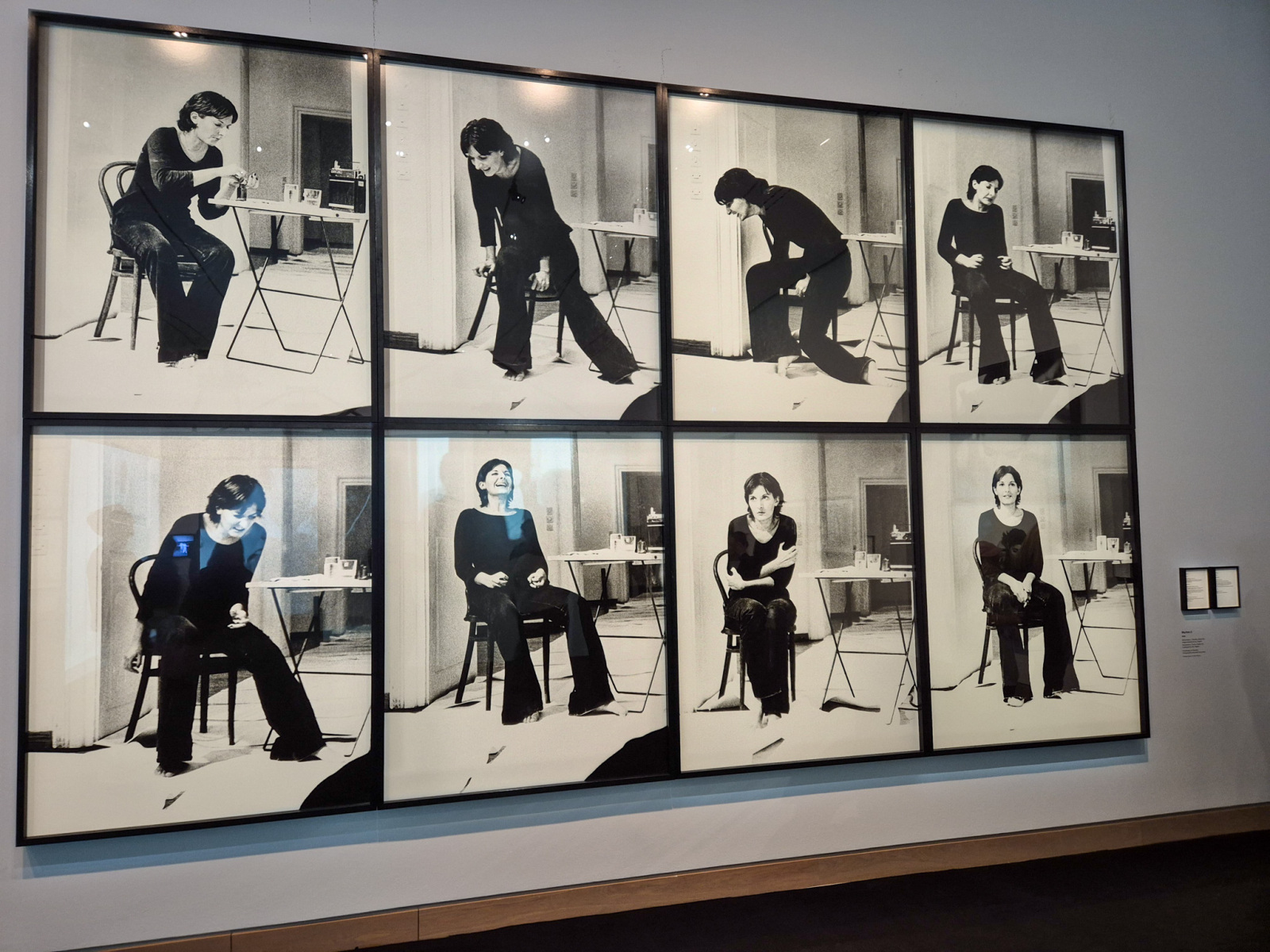Marina Abramović: Rhythm 2, 1974,7 hodinová performance, Galéria súčasného umenia, Záhreb; fotografické printy s textovým panelom. (foto: KUNSTARTUM)