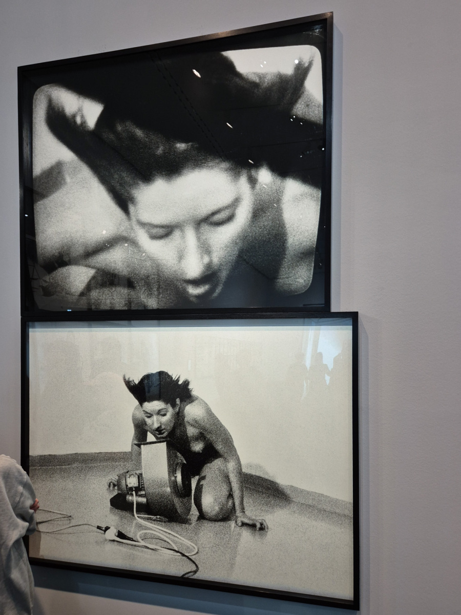 Marina Abramović: Rhythm 4, 1974, 45 minútová performance, Galerie Diagramma, Miláno; fotografické printy s textovým panelom. (foto: KUNSTARTUM)