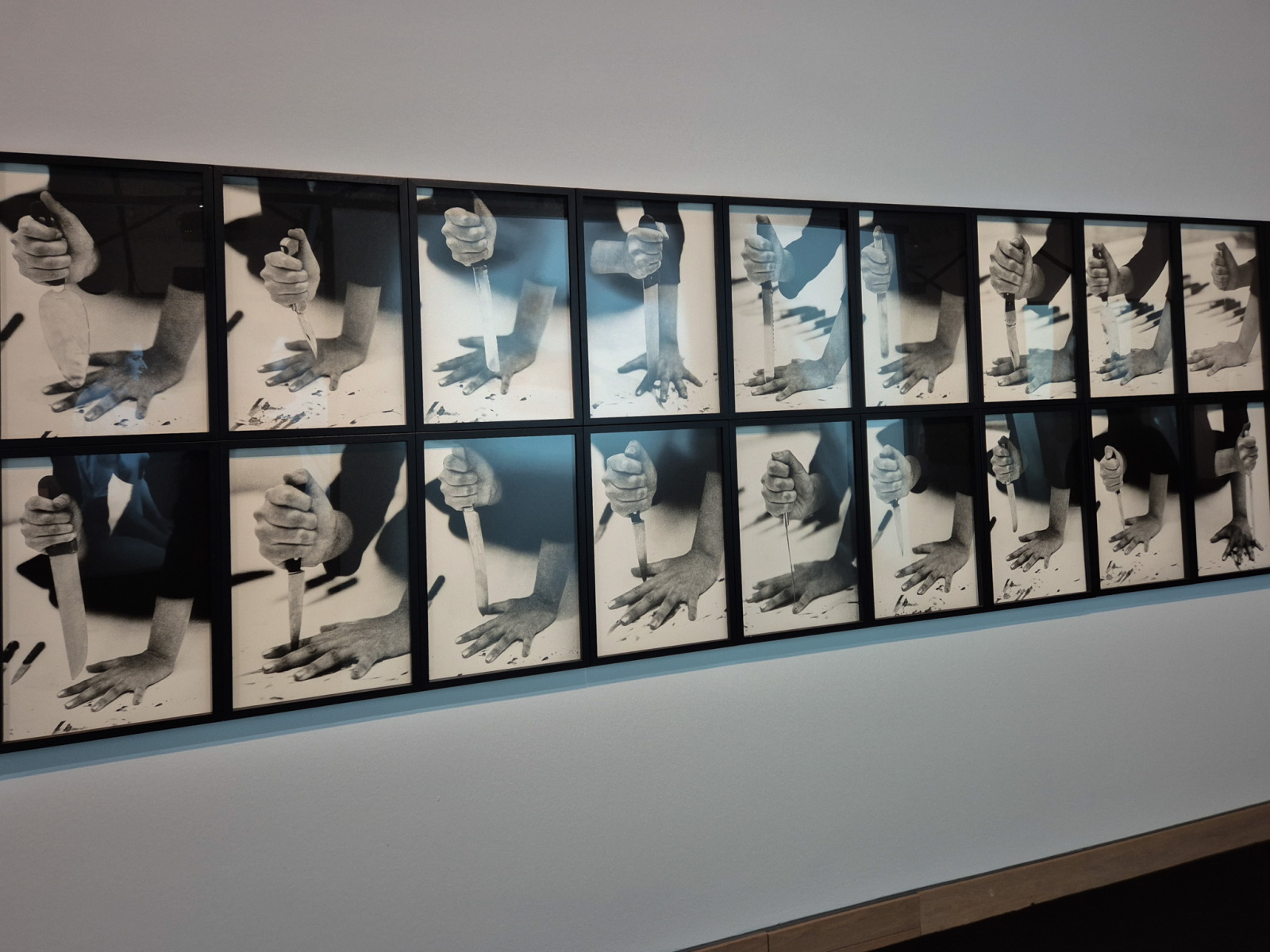 Marina Abramović: Rhythm 10, 1973, 1 hodinová performance, Museo d'Arte Contemporanea, Villa Borghese, Rím; strieborné želatínové výtlačky s textovým panelom. (foto: KUNSTARTUM)