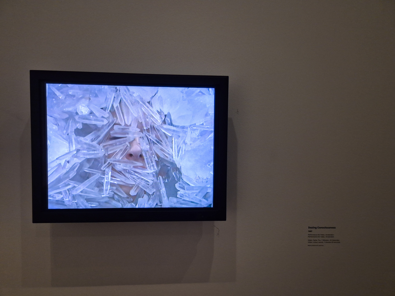 Marina Abramović: Dozing Consciousness, 1997, performance pre video Amsterdam; farebné video so zvukom, 7 minút a 23 sekúnd. (foto: KUNSTARTUM)