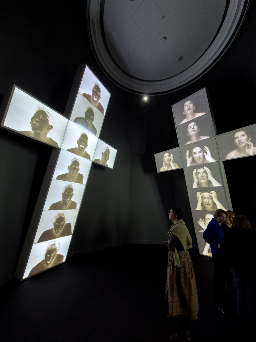 Marina Abramović: Four Crosses: The Good (negative) and The Evil (positive), 2019, objekty – corian, hliník, železo a dub s LED panelmi. (foto: KUNSTARTUM)