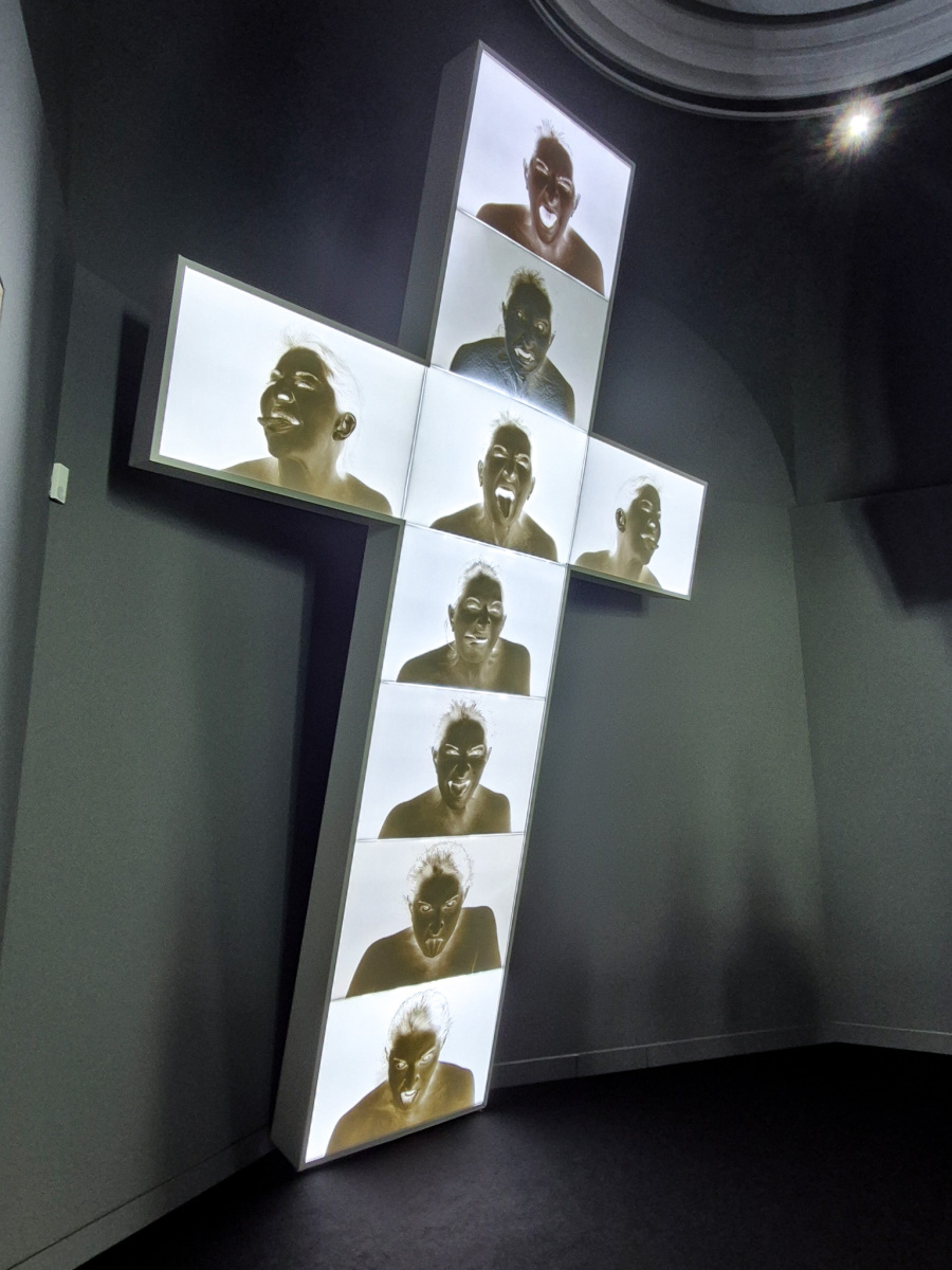 Marina Abramović: Four Crosses: The Good (negative), 2019, objekt – corian, hliník, železo a dub s LED panelmi. (foto: KUNSTARTUM)