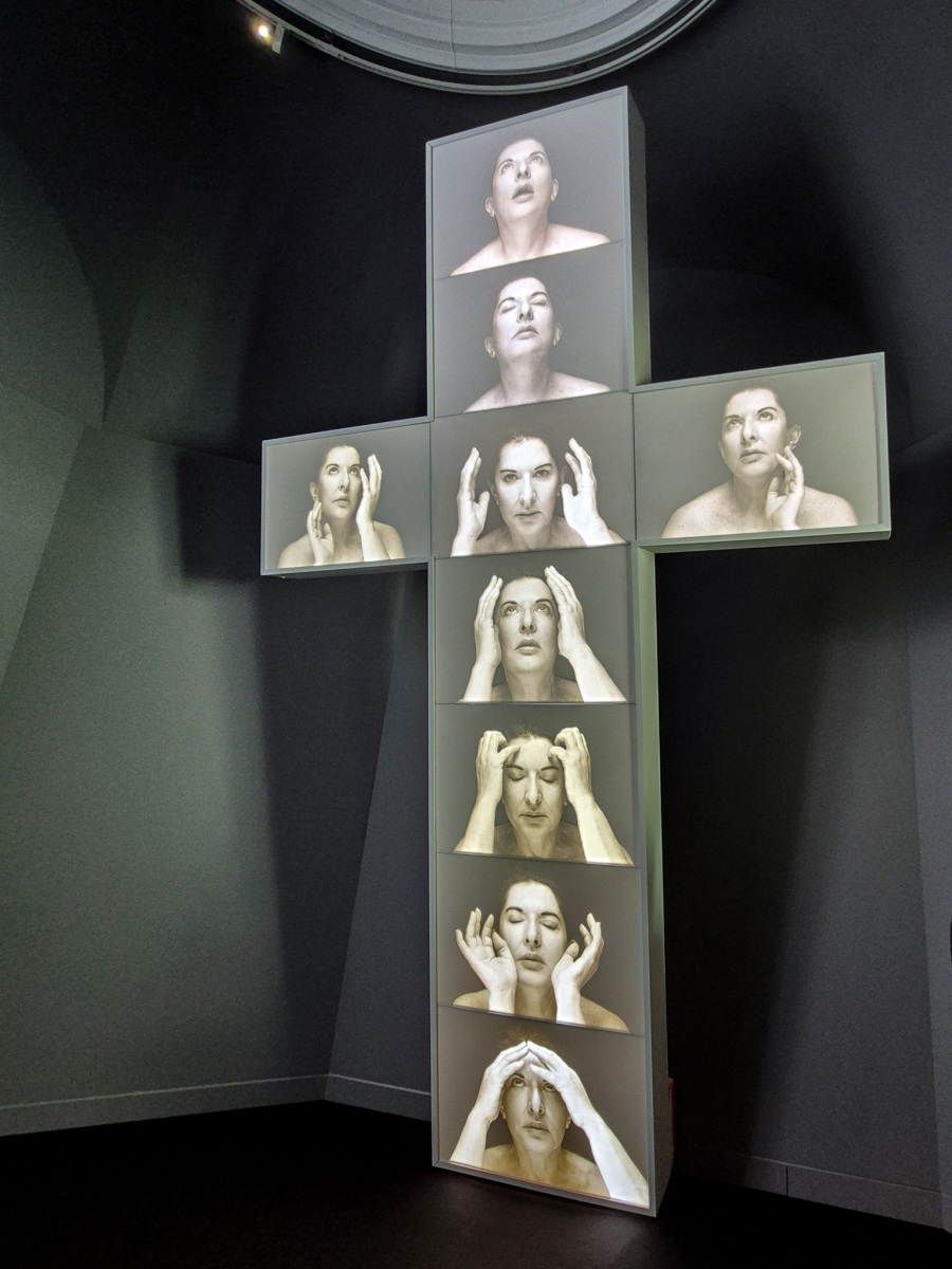 Marina Abramović: Four Crosses: The Evil (positive), 2019, objekt – corian, hliník, železo a dub s LED panelmi. (foto: KUNSTARTUM)