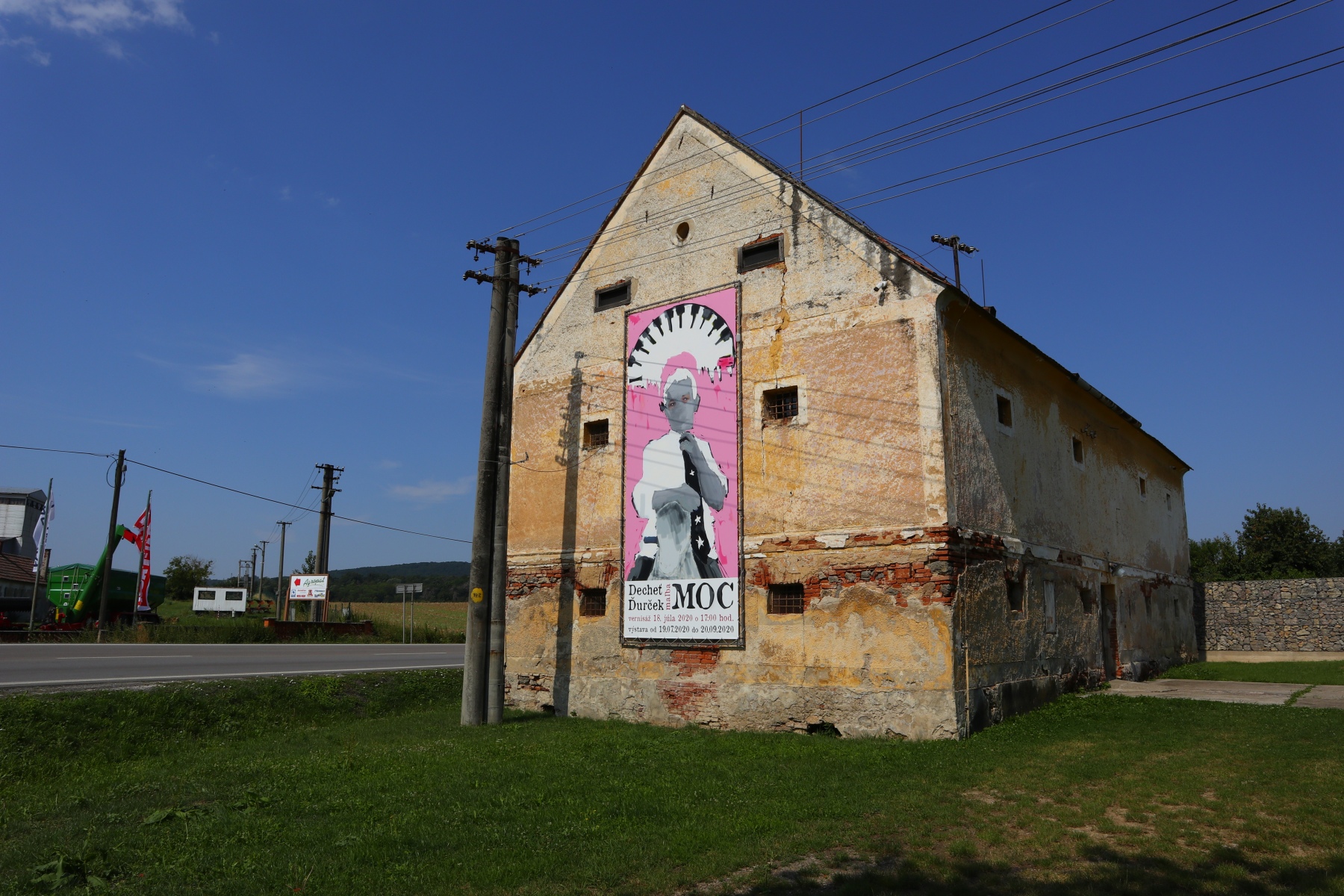 Budova Radošinskej sýpky, kde bola výstava maľby Moc umelcov Romana Ďurčeka a Petra Decheťa. (foto: KUNSTARTUM)