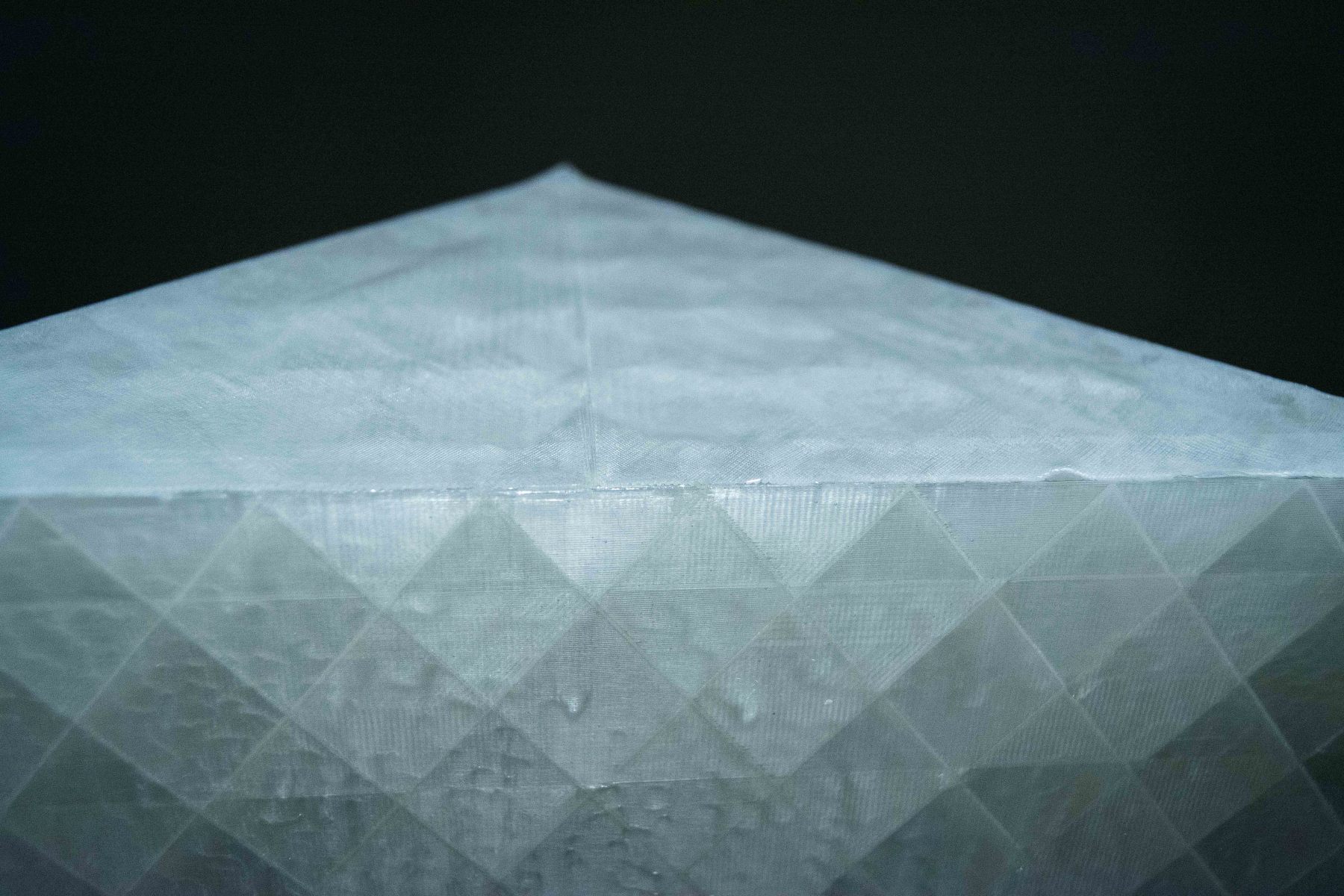 Z výstavy Zuzany Bartošovej: Cirkulace, 2019, Industrial Gallery, Ostrava, Česko. Inštalácia objektov na výstave pozostávajúca z PVA, plastová hadica, voda.  (foto: Martin Bartoš)