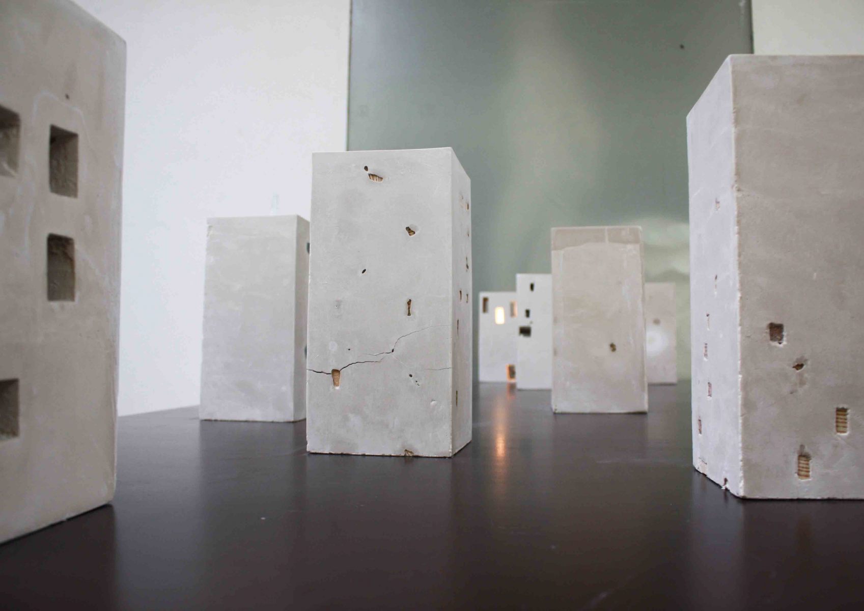 Zuzana Bartošová: Ztracená forma, 2016, séria objektov – sadra, vosk, drevo, mydlová hmota, polystyrén, rôzne rozmery (foto: archív Zuzana Bartošová)