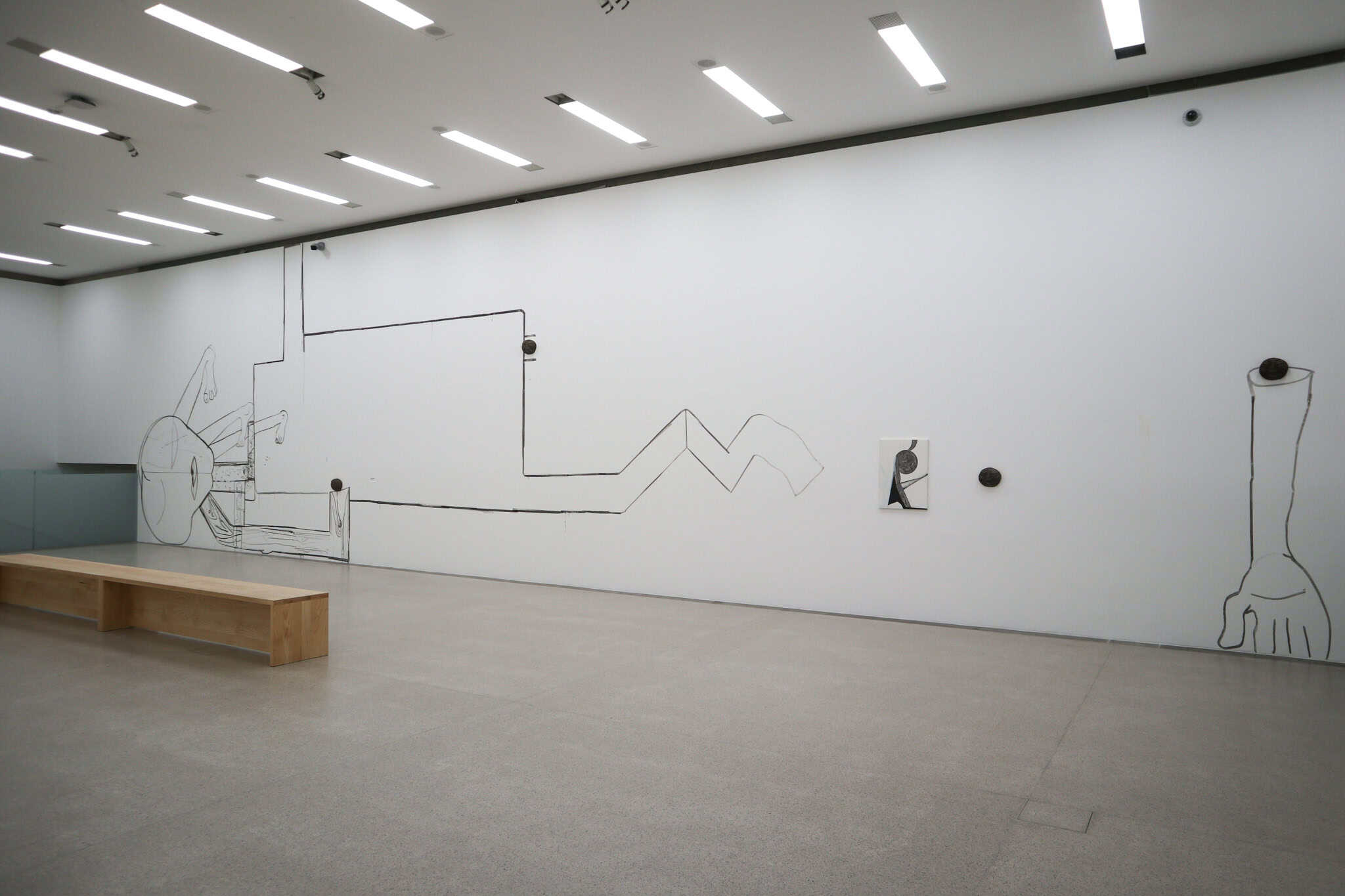 Tobias Pils: Untitled (Grrl), 2025, nástenná maľba; Sunhead, 1983/2024, edícia 3+1 AP, bronz; Untitled, 2006, mix techník na plátne.